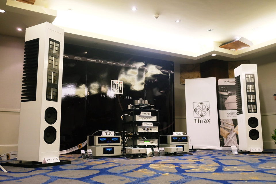 Tại triển lãm, HiFi World mang tới hệ thống khuếch đại đầu bảng của T+A, bao gồm preamp P 3000 HV và cặp power amp monoblock A 3000 HV. Nhà phân phối sử dụng cặp loa lớn Piega (Thụy Sĩ) Piega Master Line Source 2 (2 tỷ đồng) để ghép đôi với dàn máy T+A. (Ảnh: BTC)