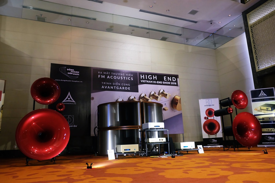 Điểm nhấn tiếp theo là hệ thống đắt đỏ khác của Đông Thành - Hòa Phúc với 2 thương hiệu lớn là loa Avantgarde của Đức và dòng ampli huyền thoại FM Acoustics của Thụy Sỹ. Nếu như đại diện của Avantgarde là cặp loa đầu bảng Trio XD và 4 Basshorn XD tạo nên một hệ thống loa khổng lồ thì đại diện của FM Acoustics là bộ power ampli 411 MKIII và preamp 255 MKII. Toàn bộ hệ thống này trị giá không dưới 15 tỷ đồng kể cả nguồn phát và phụ kiện. (Ảnh: BTC)