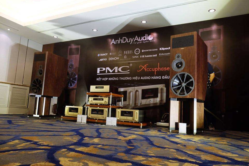 Trong khi đó, Anh Duy Audio mang tới triển lãm cặp loa monitor khổng lồ BB5 SE của hãng PMC cùng hệ thống đồ đánh power monoblock Class A A-250 của Accuphase. (Ảnh: BTC)