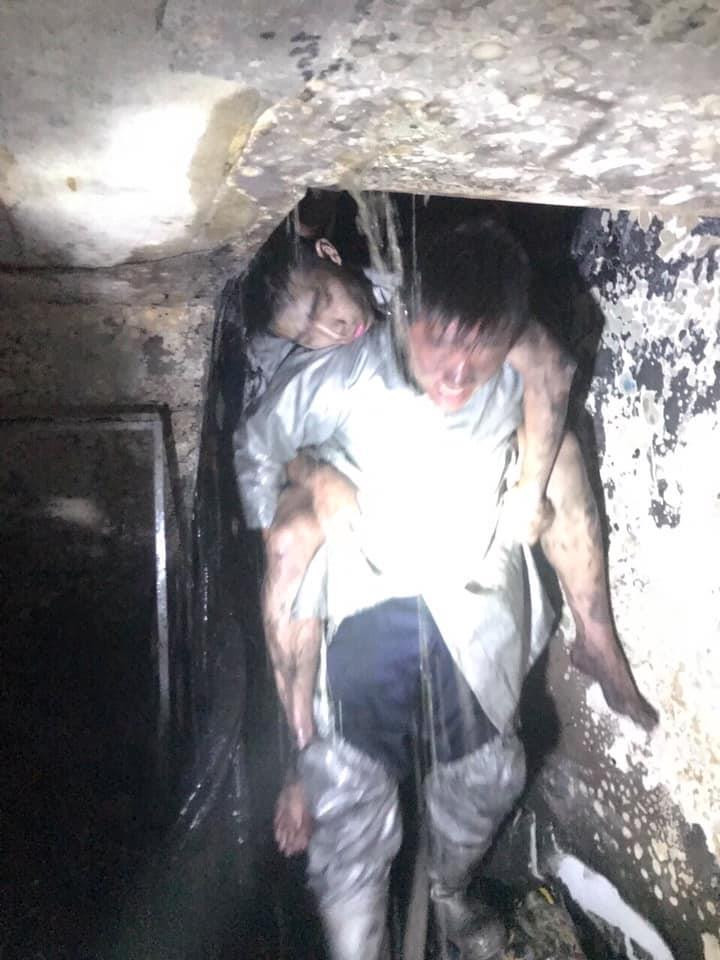 Một chiến sỹ cảnh sát Phòng cháy chữa cháy không ngại nguy hiểm để cứu cháu bé tại cửa hàng bán quần áo Tiptop Shop ở địa chỉ số 8, ngõ 12 phố Núi Trúc, phường Giảng Võ, quận Ba Đình (Hà Nội). (Nguồn: Công an thành phố Hà Nội)