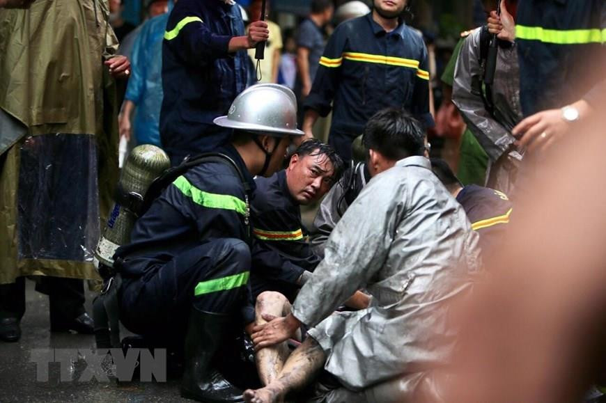 Nạn nhân cuối cùng được đưa ra khỏi đám cháy. (Ảnh: Dương Giang/TTXVN)