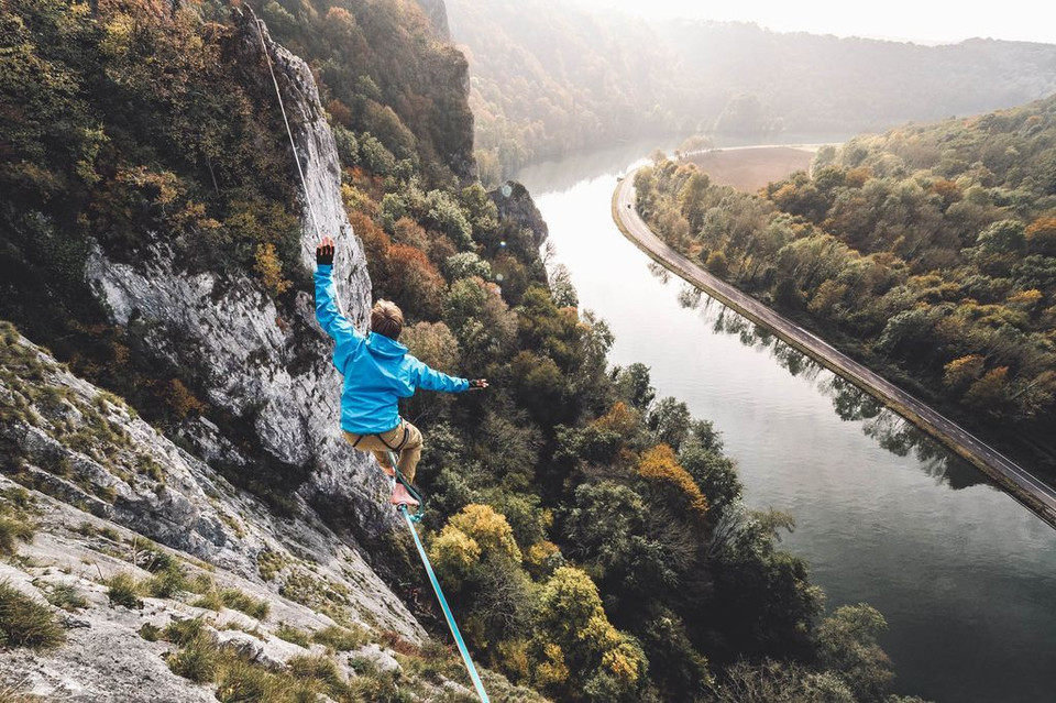  Đi thăng bằng trên dây. (Nguồn: NatGeo)