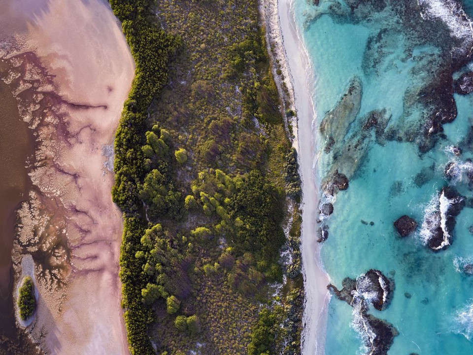 Toàn cảnh vùng Caribe với sắc màu rực rỡ được ghi lại trong hình ảnh chụp từ trên không của Quần đảo Petite Terre ở Guadeloupe. (Nguồn: NatGeo)