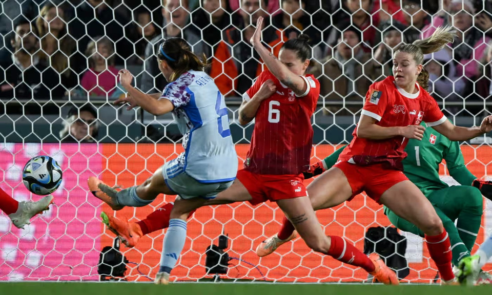 Đến phút 36, Aitana Bonmati Conca xử lý bóng kỹ thuật, loại bỏ hàng thủ Thụy Sĩ rồi dứt điểm ghi bàn nâng tỷ số lên 3-1 cho Tây Ban Nha. (Nguồn: Getty Images)