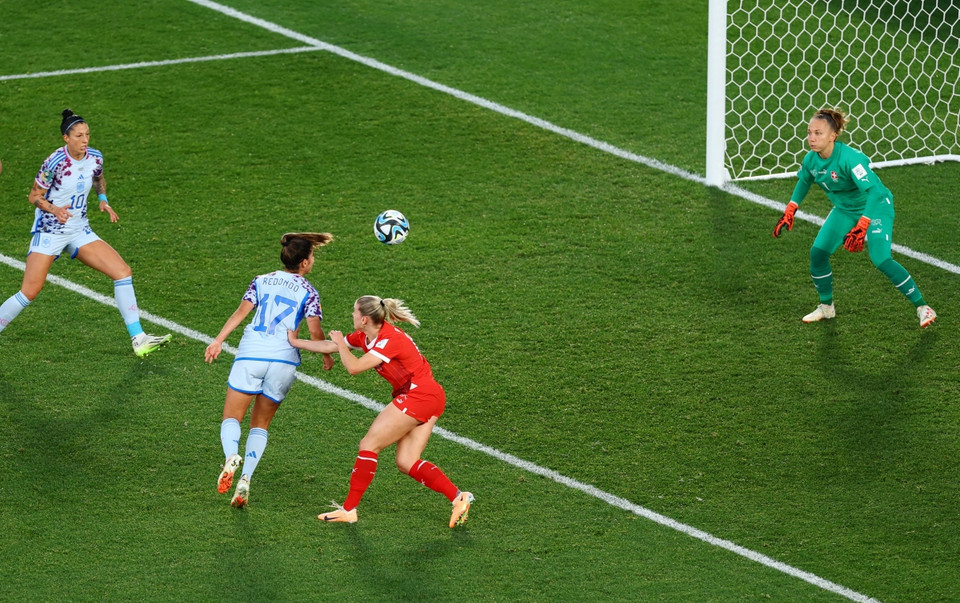 Phút 17, Alba Maria Redondo Ferrer đánh đầu ghi bàn thắng giúp Tây Ban Nha vươn lên dẫn trước 2-1. (Nguồn: Getty Images)