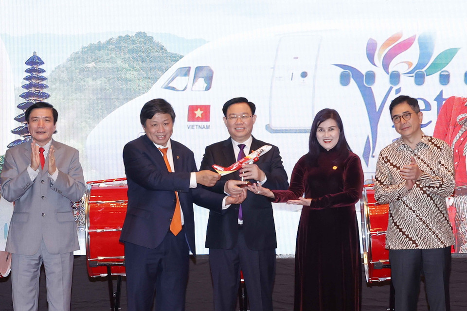 Chủ tịch Quốc hội Vương Đình Huệ và đại biểu dự khai trương đường bay thẳng Thành phố Hồ Chí Minh-Jakarta. (Ảnh: Doãn Tấn/TTXVN)