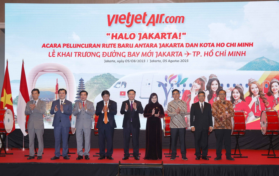 Chủ tịch Quốc hội Vương Đình Huệ và đại biểu thực hiện nghi thức khai trương đường bay thẳng Thành phố Hồ Chí Minh-Jakarta. (Ảnh: Doãn Tấn/TTXVN)