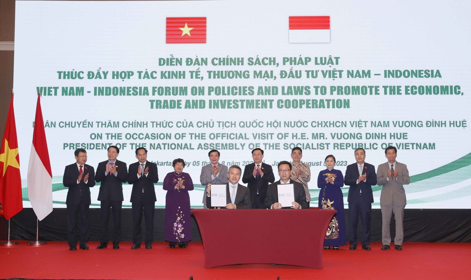 Chủ tịch Quốc hội Vương Đình Huệ chứng kiến Lễ ký kết thỏa thuận hợp tác giữa doanh nghiệp Việt Nam và doanh nghiệp Indonesia (Tổng Công ty Hàng hải Việt Nam-PT. VIREMA IMPEX: Ký kết MOU về hợp tác thương mại và vận tải than). (Ảnh: Doãn Tấn/TTXVN)