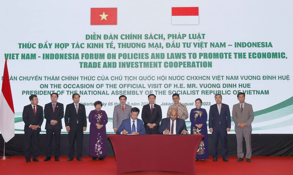 Chủ tịch Quốc hội Vương Đình Huệ chứng kiến Lễ ký kết thỏa thuận hợp tác giữa doanh nghiệp Việt Nam và doanh nghiệp Indonesia. (Ảnh: Doãn Tấn/TTXVN)
