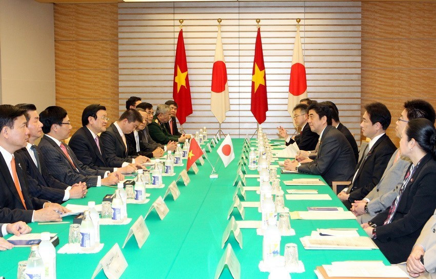 Chủ tịch nước Trương Tấn Sang hội đàm với Thủ tướng Nhật Bản Shinzo Abe trong chuyến thăm cấp Nhà nước tới Nhật Bản, ngày 18/3/2014. Trong chuyến thăm này, hai bên đã nhất trí nâng cấp quan hệ hai nước lên thành Đối tác chiến lược sâu rộng vì hòa bình và thịnh vượng ở châu Á. (Ảnh: Nguyễn Khang/TTXVN)