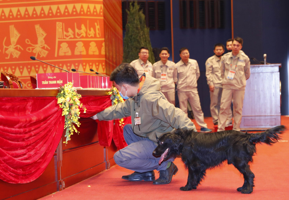 Lực lượng an ninh điều chó nghiệp vụ tham gia kiểm tra, đảm bảo an ninh cho Đại hội. (Nguồn: TTXVN)