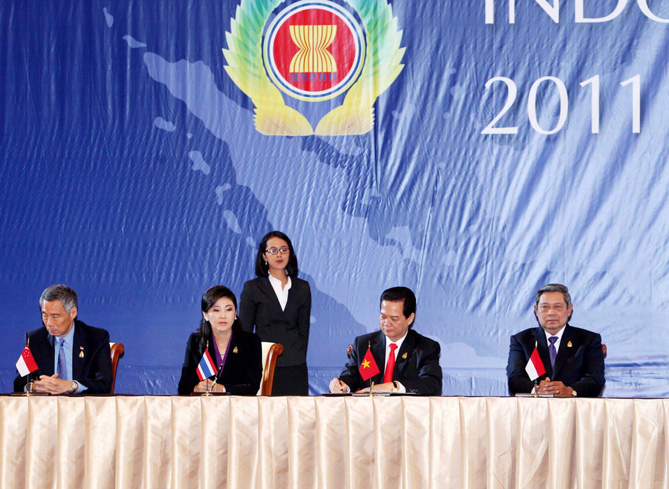 Thủ tướng Nguyễn Tấn Dũng và lãnh đạo ASEAN ký Tuyên bố Bali về Cộng đồng ASEAN trong Cộng đồng các Quốc gia Toàn cầu tại Hội nghị Cấp cao ASEAN lần thứ 19 ở Indonesia, ngày 17/11/2011. (Ảnh: Đức Tám/TTXVN)