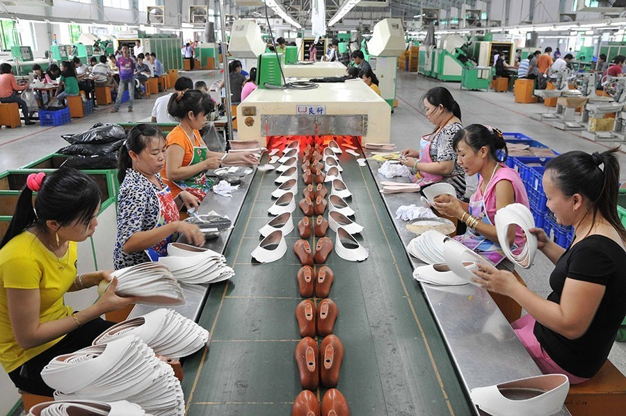 Sản xuất giày da xuất khẩu tại Công ty trách nhiệm hữu hạn Giày da Mỹ Phong (100% vốn Đài Loan, Trung Quốc), năm 2015. (Ảnh: An Hiếu/TTXVN)