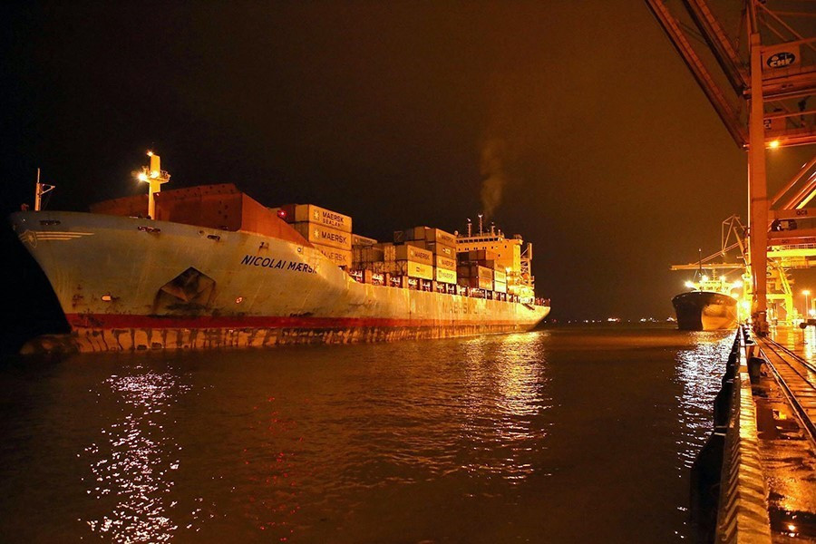 Ngày 11/4/2015, Cảng Hải Phòng đón tàu Nicolai Maersk của hãng Maersk Line dài 198,6 mét, trọng tải 35.000 tấn, sức chứa khoảng 1.600 container, là tàu container lớn nhất từ trước đến nay từng đến cảng Hải Phòng. (Ảnh: TTXVN phát)
