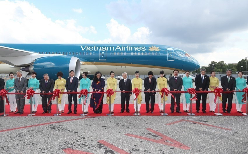 Tổng Bí thư Nguyễn Phú Trọng dự Lễ cắt băng khánh thành và trao chìa khóa bàn giao chiếc máy bay thế hệ mới Boeing 787-9 Dreamliner giữa Tập đoàn Boeing và Vietnam Airlines, tại sân bay Ronald Reagan ở Thủ đô Washington D.C, ngày 6/7/2015, trong chuyến thăm chính thức Hoa Kỳ từ ngày 6-10/7/2015. (Ảnh: Trí Dũng/TTXVN)