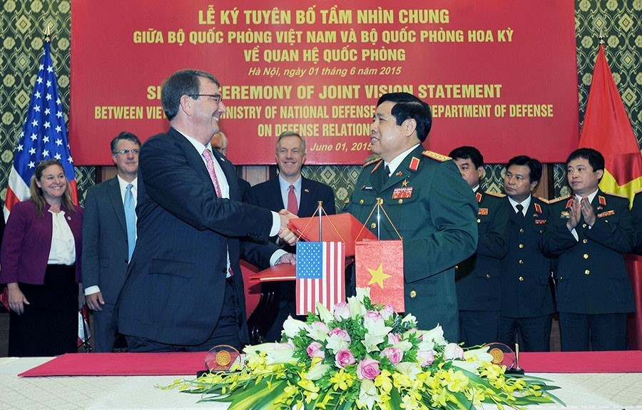 Bộ trưởng Quốc phòng Phùng Quang Thanh và Bộ trưởng Quốc phòng Hoa Kỳ Ashton Carter ký Tuyên bố Tầm nhìn chung giữa Bộ Quốc phòng hai nước về quan hệ quốc phòng, ngày 1/6/2015, tại Hà Nội. (Ảnh: Trọng Đức/TTXVN)