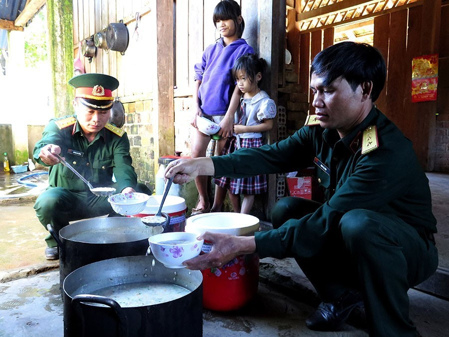 Từ tháng 4/2015, Đảng ủy Ban Chỉ huy Quân sự huyện Sơn Tây, tỉnh Quảng Ngãi thành lập “Nồi cháo tình thương” để đem lại bữa ăn đầy đủ chất dinh dưỡng cho học sinh mẫu giáo ở các điểm trường còn nhiều khó khăn. (Ảnh: Vĩnh Trọng/TTXVN)