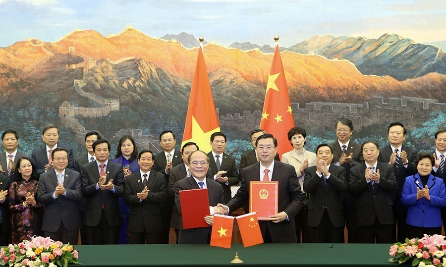 Chủ tịch Quốc hội Nguyễn Sinh Hùng và Chủ tịch Nhân Đại Trung Quốc Trương Đức Giang ký Thỏa thuận hợp tác giữa Quốc hội hai nước, trong chuyến thăm hữu nghị chính thức Trung Quốc, ngày 24/12/2015. (Ảnh: Nhan Sáng/TTXVN)