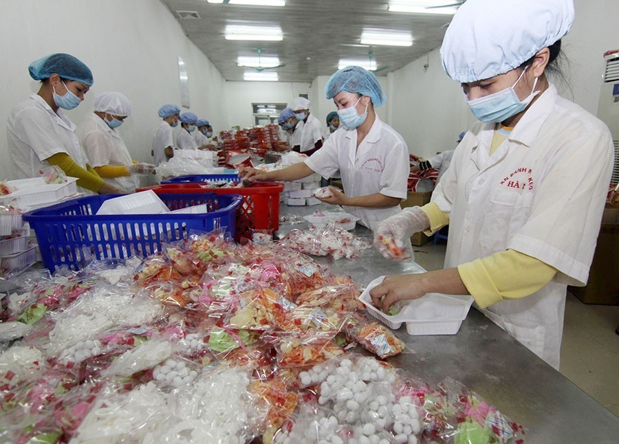 Sản xuất mứt Tết tại Công ty Cổ phần Bánh Mứt kẹo Hà Nội (2016). (Ảnh: Vũ Sinh/TTXVN)