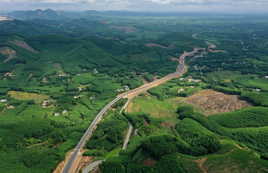 Sau gần 5 năm xây dựng, dự án đường Hồ Chí Minh đoạn La Sơn-Túy Loan, nối tỉnh Thừa Thiên Huế với thành phố Đà Nẵng thông xe kỹ thuật vào cuối tháng 9/2019. (Ảnh: Hồ Cầu/TTXVN)