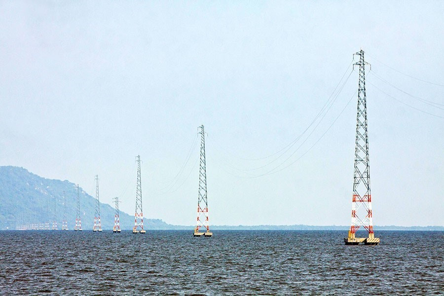 Đường dây điện vượt biển trên không, đưa điện lưới Quốc gia ra đảo Hòn Tre, huyện Kiên Hải, tỉnh Kiên Giang (tháng 12/2015). (Ảnh: Duy Khương/TTXVN)