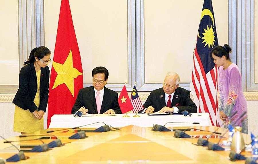 Trong chuyến thăm chính thức Malaysia từ ngày 7 - 8/8/2015, Thủ tướng Nguyễn Tấn Dũng và Thủ tướng Najib Rajak đã chính thức ký Tuyên bố về nâng cấp quan hệ hai nước thành Đối tác chiến lược. (Ảnh: Đức Tám/TTXVN)