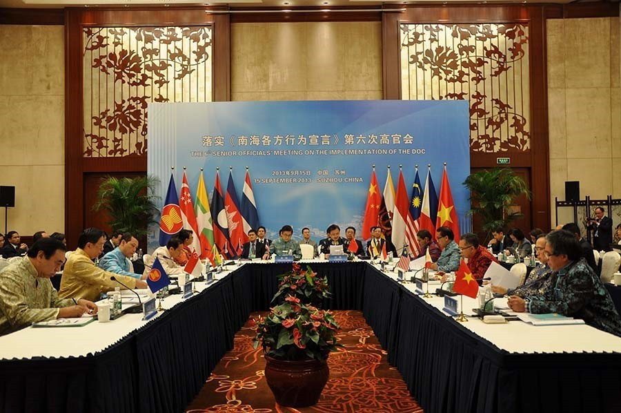 Thứ trưởng Ngoại Phạm Quang Vinh dẫn đầu đoàn đại biểu Việt Nam tham dự Hội nghị quan chức cao cấp lần thứ 6 về thực hiện “Tuyên bố về ứng xử của các bên ở Biển Đông” giữa Trung Quốc và Hiệp hội các quốc gia Đông Nam Á (ASEAN), từ ngày 14-15/9/2013, tại thành phố Tô Châu, tỉnh Giang Tô (Trung Quốc). (Ảnh: Quang Đức/TTXVN)