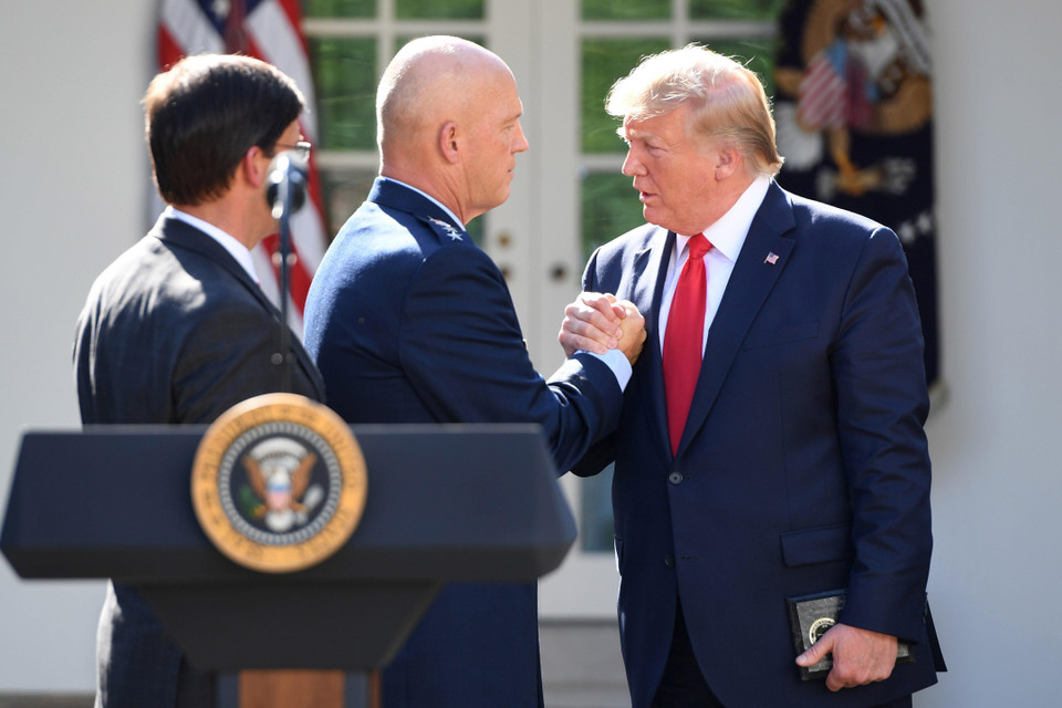 Ngày 29/8/2019, Tổng thống Mỹ Donald Trump (phải) chủ trì lễ ra mắt Bộ Chỉ huy SpaceCom thuộc Lầu Năm Góc với nhiệm vụ chiến tranh không gian. Tổng thống Trump bổ nhiệm Tướng không quân John Raymond (thứ 2, trái) là người đứng đầu Bộ chỉ huy mới này. (Ảnh: AFP/TTXVN)