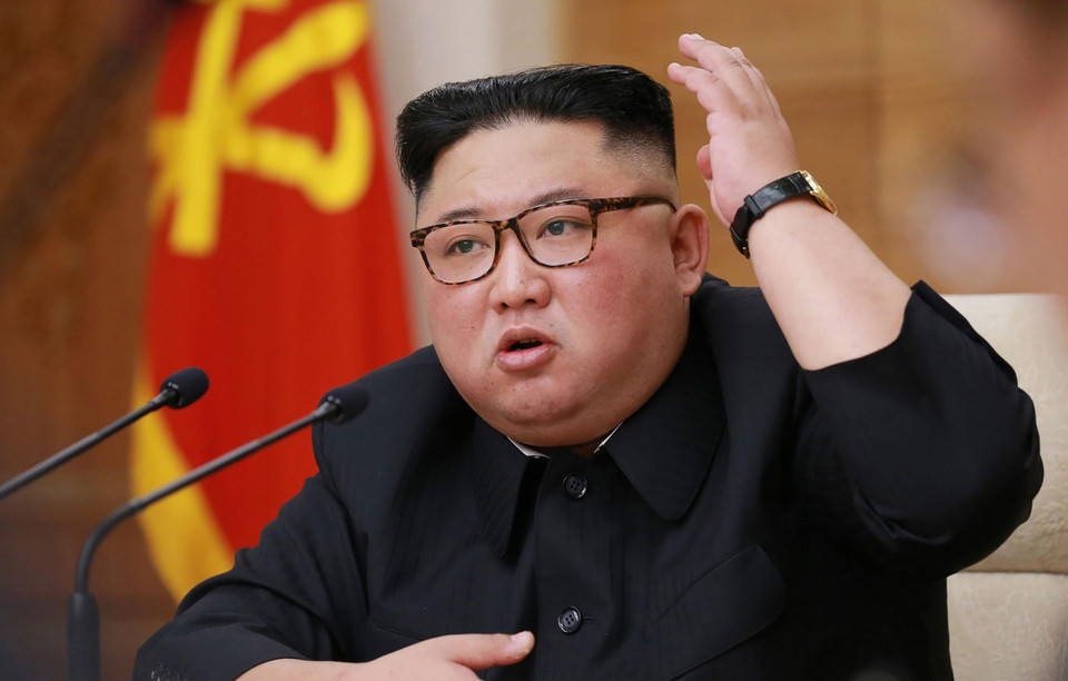 Hãng thông tấn trung ương Triều Tiên (KCNA) ngày 29/8/2019 cho biết kỳ họp thứ hai Hội đồng Nhân dân Tối cao (tức Quốc hội Triều Tiên) khóa 14 đã sửa đổi hiến pháp nhằm tăng quyền lực 'pháp lý' cho nhà lãnh đạo Kim Jong-un (trong ảnh). Điều khoản bổ sung vào Hiến pháp quy định quy chế Chủ tịch Ủy ban Quốc vụ (SAC), chức danh hiện ông Kim đang đảm nhận. (Ảnh: AFP/TTXVN)