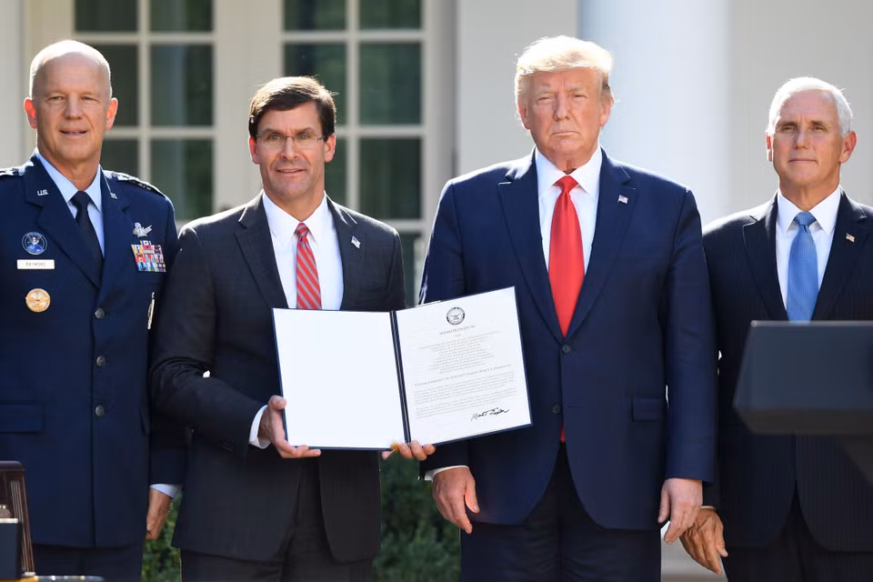 Ngày 29/8/2019, Tổng thống Mỹ Donald Trump chủ trì lễ ra mắt Bộ Chỉ huy SpaceCom thuộc Lầu Năm Góc với nhiệm vụ chiến tranh không gian. Tổng thống Trump bổ nhiệm Tướng không quân John Raymond là người đứng đầu Bộ chỉ huy mới này. Tong ảnh (từ trái sang): Tướng không quân Mỹ John Raymond, Bộ trưởng Quốc phòng Mark Esper, Tổng thống Donald Trump và Phó Tổng thống Mike Pence tại lễ ra mắt Bộ Chỉ huy không gian SpaceCom ở Washington DC., ngày 29/8/2019. (Ảnh: AFP/TTXVN)