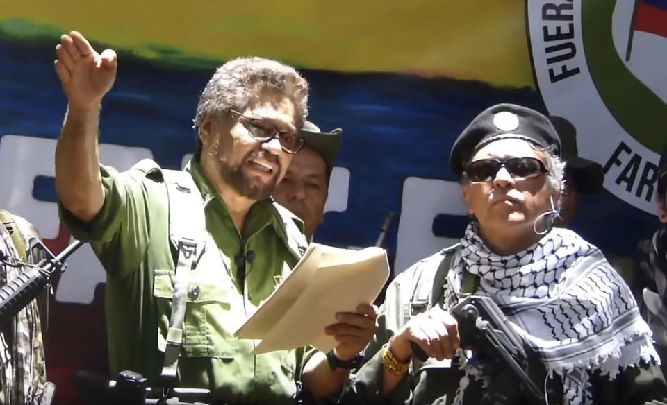Ông Ivan Marquez (ảnh, trái), cựu chỉ huy cấp cao của Lực lượng vũ trang cách mạng (FARC) - nhóm vũ trang tại Colombia đã giải gián và giao nộp vũ khí cho Liên hợp quốc năm 2017, bất ngờ tuyên bố 'cầm vũ khí trở lại' cùng với những thành viên đã rời khỏi tổ chức sau khi FARC. Trong đoạn video đăng tải trên Youtube, ông Ivan Marquez khoác trên mình bộ quân phục đã chính thức tuyên bố thế hệ Marquetalia thứ 2 bắt đầu, đề cập đến nơi khai sinh ra FARC vào những năm 60 của thế kỷ trước. (Ảnh: AFP/TTXVN)