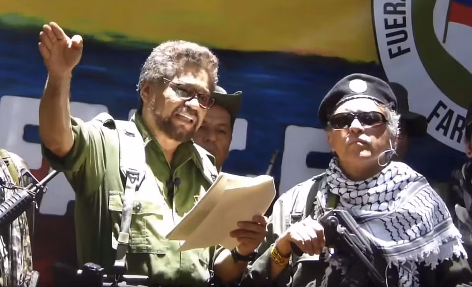 Ông Ivan Marquez (ảnh, trái), cựu chỉ huy cấp cao của Lực lượng vũ trang cách mạng (FARC) - nhóm vũ trang tại Colombia đã giải gián và giao nộp vũ khí cho Liên hợp quốc năm 2017, bất ngờ tuyên bố 'cầm vũ khí trở lại' cùng với những thành viên đã rời khỏi tổ chức sau khi FARC. Trong đoạn video đăng tải trên Youtube, ông Ivan Marquez khoác trên mình bộ quân phục đã chính thức tuyên bố thế hệ Marquetalia thứ 2 bắt đầu, đề cập đến nơi khai sinh ra FARC vào những năm 60 của thế kỷ trước. (Ảnh: AFP/TTXVN)