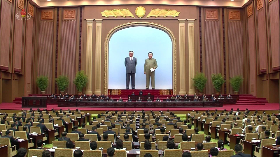 Hãng thông tấn trung ương Triều Tiên (KCNA) ngày 29/8/2019 cho biết kỳ họp thứ hai Hội đồng Nhân dân Tối cao (tức Quốc hội Triều Tiên) khóa 14 đã sửa đổi hiến pháp nhằm tăng quyền lực 'pháp lý' cho nhà lãnh đạo Kim Jong-un. Trong ảnh: Các đại biểu tham dự kỳ họp thứ hai Hội đồng Nhân dân Tối cao (tức Quốc hội Triều Tiên) khóa 14 ở Bình Nhưỡng ngày 29/8/2019. (Ảnh: Yonhap/TTXVN)