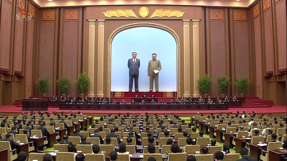 Hãng thông tấn trung ương Triều Tiên (KCNA) ngày 29/8/2019 cho biết kỳ họp thứ hai Hội đồng Nhân dân Tối cao (tức Quốc hội Triều Tiên) khóa 14 đã sửa đổi hiến pháp nhằm tăng quyền lực 'pháp lý' cho nhà lãnh đạo Kim Jong-un. Trong ảnh: Các đại biểu tham dự kỳ họp thứ hai Hội đồng Nhân dân Tối cao (tức Quốc hội Triều Tiên) khóa 14 ở Bình Nhưỡng ngày 29/8/2019. (Ảnh: Yonhap/TTXVN)