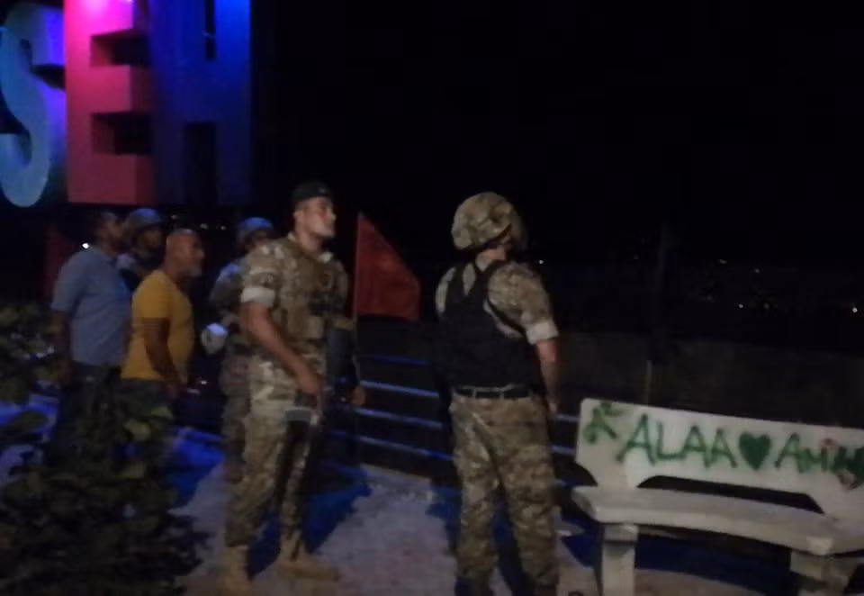 Căng thẳng giữa Israel và Liban gia tăng sau loạt vụ tấn công qua biên giới. Ngày 28/8/2019, quân đội Liban đã nổ súng vào ba máy bay không người lái của Israel xâm nhập không phận nước này, buộc các máy bay trên phải trở lại lãnh thổ Israel. Trước đó, quân đội Israel triển khai dọc biên giới với Liban đã nâng mức cảnh báo cao do lo ngại Phong trào Hezbollah sẽ trả đũa sau các vụ tấn công gần đây của Tel Aviv. Trong ảnh: Binh sỹ Liban được triển khai tới làng Al-Adeesa, nơi được cho là máy bay không người lái của Israel xâm nhập buộc quân đội Liban phải nổ súng, tối 28/8/2019. (Ảnh: AFP/TTXVN)