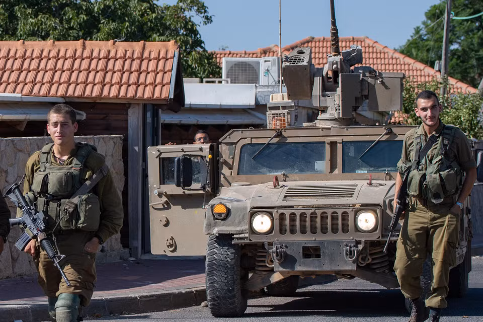 Căng thẳng giữa Israel và Liban gia tăng sau loạt vụ tấn công qua biên giới. Ngày 28/8/2019, quân đội Liban đã nổ súng vào ba máy bay không người lái của Israel xâm nhập không phận nước này, buộc các máy bay trên phải trở lại lãnh thổ Israel. Trước đó, quân đội Israel triển khai dọc biên giới với Liban đã nâng mức cảnh báo cao do lo ngại Phong trào Hezbollah sẽ trả đũa sau các vụ tấn công gần đây của Tel Aviv. Trong ảnh: Binh sĩ Israel tuần tra tại thị trấn miền Bắc Avivim, giáp giới với Liban ngày 27/8/2019. (Ảnh: THX/TTXVN)