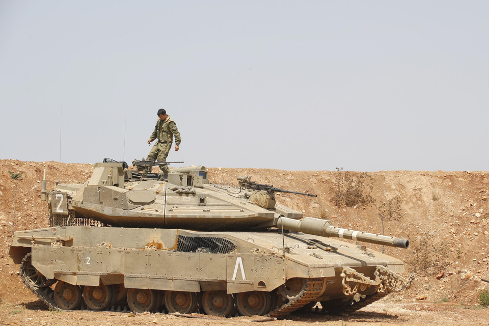 Căng thẳng giữa Israel và Liban gia tăng sau loạt vụ tấn công qua biên giới. Ngày 28/8/2019, quân đội Liban đã nổ súng vào ba máy bay không người lái của Israel xâm nhập không phận nước này, buộc các máy bay trên phải trở lại lãnh thổ Israel. Trước đó, quân đội Israel triển khai dọc biên giới với Liban đã nâng mức cảnh báo cao do lo ngại Phong trào Hezbollah sẽ trả đũa sau các vụ tấn công gần đây của Tel Aviv. Trong ảnh: Xe quân sự Israel đóng tại vị trí giáp giới với Liban ngày 27/8/2019. (Ảnh: AFP/TTXVN)