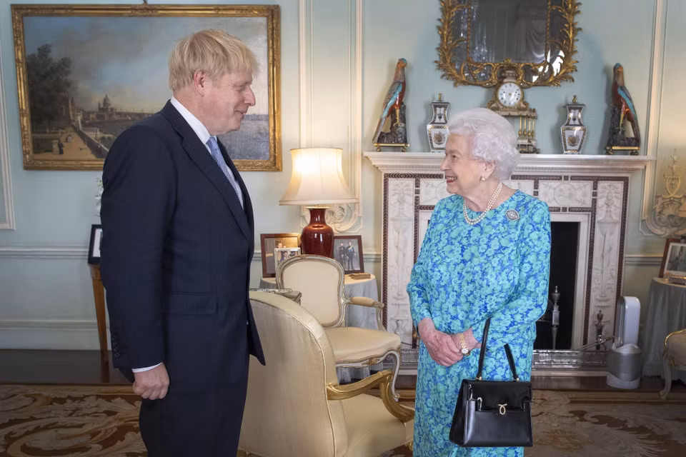 Ngày 28/8/2019, Nữ hoàng Anh Elizabeth II đã chấp thuận đề xuất của Chính phủ hoãn lịch làm việc của Quốc hội, dự kiến bắt đầu từ ngày 3/9 sang 14/10/2019, nhằm ngăn chặn khả năng các nghị sỹ đối lập cản trở kịch bản Anh rời khỏi Liên minh châu Âu (EU), còn gọi là Brexit, mà không có thỏa thuận vào ngày 31/10 tới. Trong ảnh: Thủ tướng Anh Boris Johnson (trái) diện kiến Nữ hoàng Elizabeth II ở London ngày 24/7/2019. (Ảnh: AFP/TTXVN)