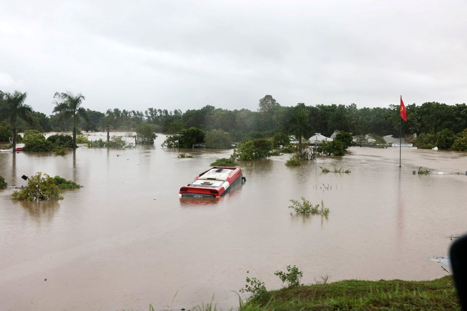 Nhiều nhà dân ở ngoài đê hữu Hồng, xã Hồng Vân, huyện Thường Tín, Hà Nội bị ngập sâu. (Ảnh: Trần Việt/TTXVN)