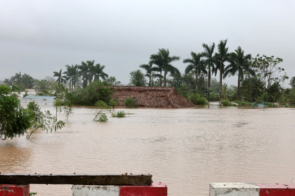 Nhiều nhà dân ở ngoài đê hữu Hồng, xã Hồng Vân, huyện Thường Tín, Hà Nội bị ngập sâu. (Ảnh: Trần Việt/TTXVN)