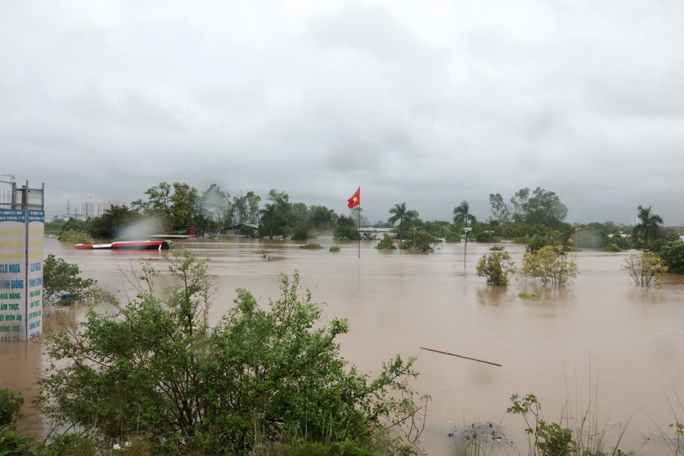 Thôn Đại Lan đang bị cô lập do nước dâng cao. (Ảnh: Trần Việt/TTXVN)