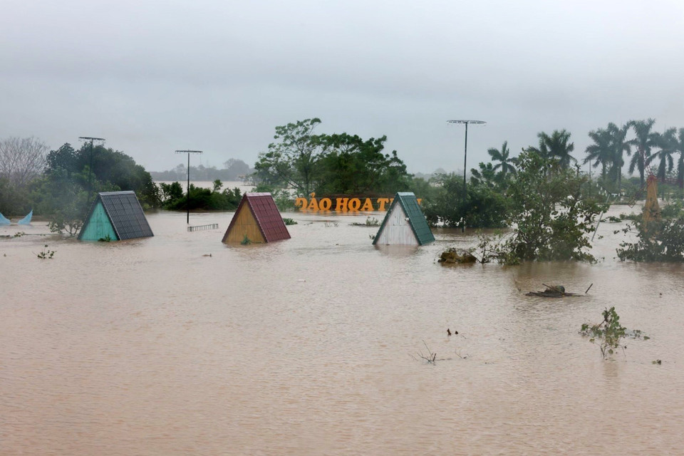 Nhiều nhà dân ở ngoài đê hữu Hồng, xã Hồng Vân, huyện Thường Tín, Hà Nội bị ngập sâu. (Ảnh: Trần Việt/TTXVN)