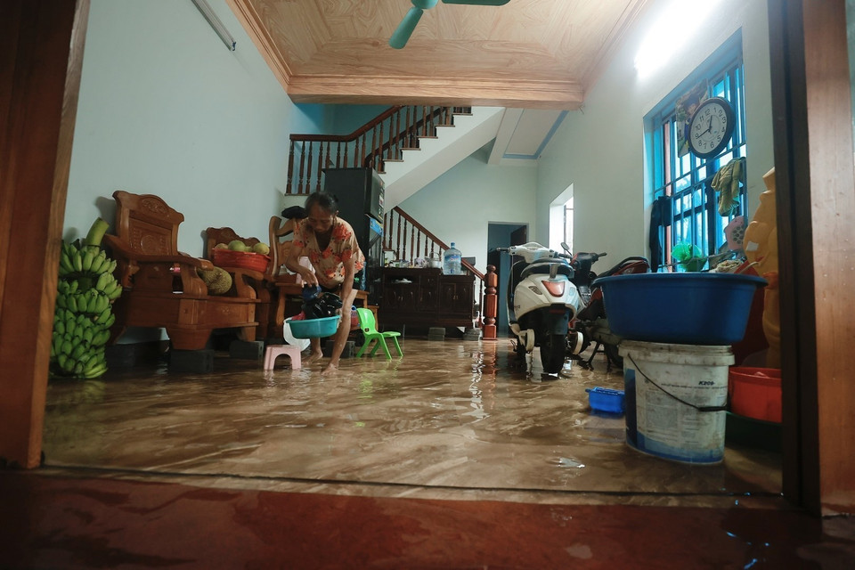 Nước tràn vào nhà dân từ trưa 11/9. (Ảnh: Minh Quyết/TTXVN)