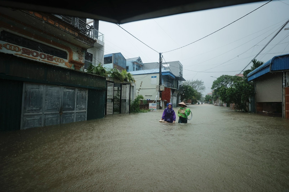 Nước ngập sâu gây ảnh hưởng tới cuộc sống của người dân thôn Liệp Mai. (Ảnh: Minh Quyết/TTXVN)