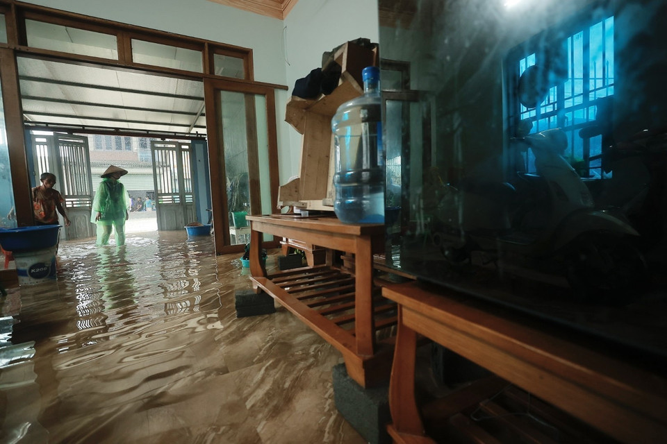 Nước tràn vào nhà dân từ trưa 11/9. (Ảnh: Minh Quyết/TTXVN)