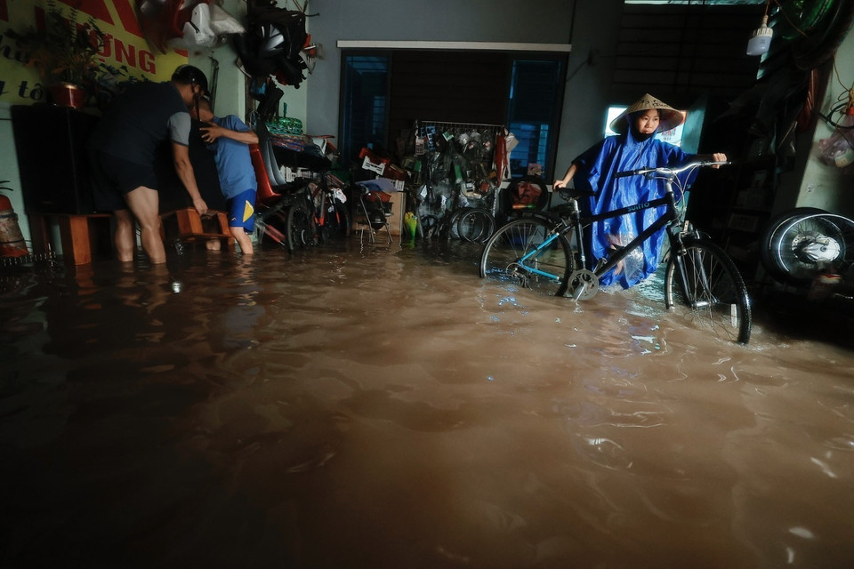 Nước ngập vào nhà làm ảnh hưởng tới cuộc sống của người dân thôn Liệp Mai, xã Ngọc Liệp, huyện Quốc Oai. (Ảnh: Minh Quyết/TTXVN)