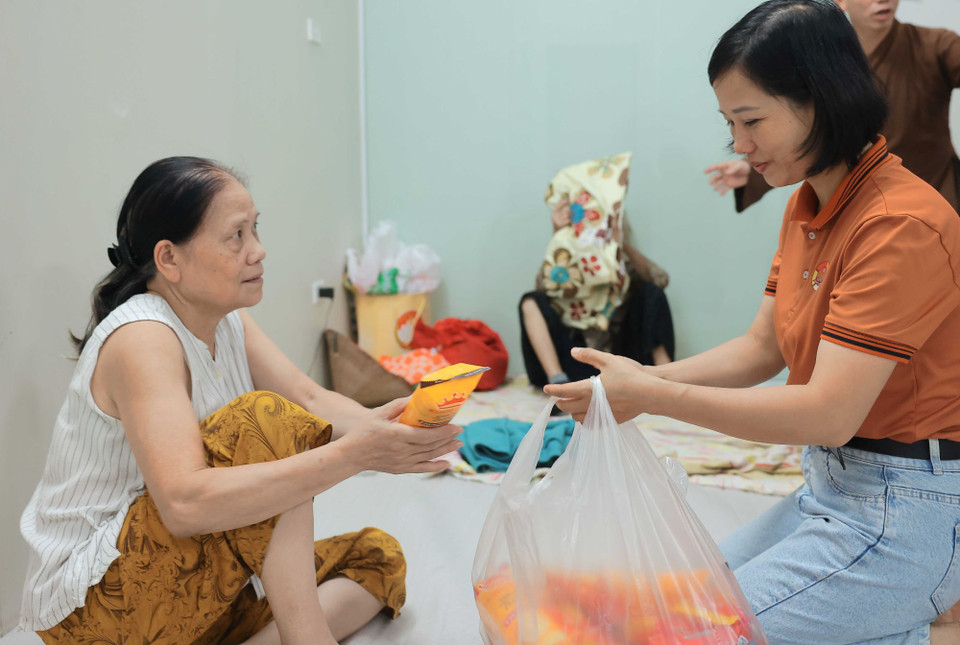 Cán bộ phường Yên Phụ đưa thực phẩm cho bà con tối 11/9. (Ảnh: Hoàng Hiếu/TTXVN)