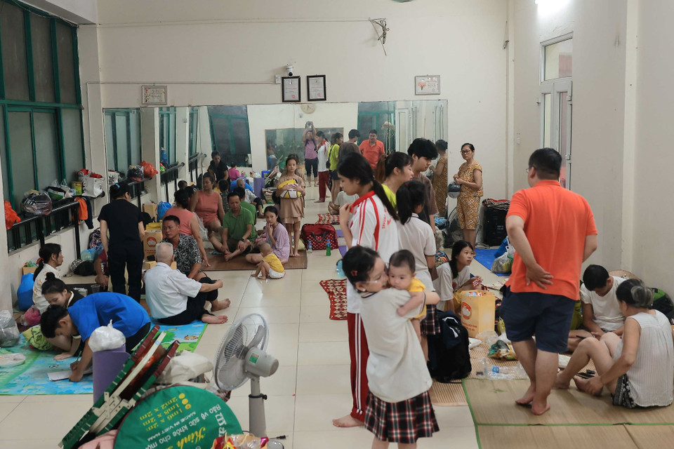 Từ đêm 10/9, phường Yên Phụ đã tổ chức đưa đón người dân đến tránh ngập lụt tại Trung tâm Văn hóa-Thể thao của phường. (Ảnh: Hoàng Hiếu/TTXVN)