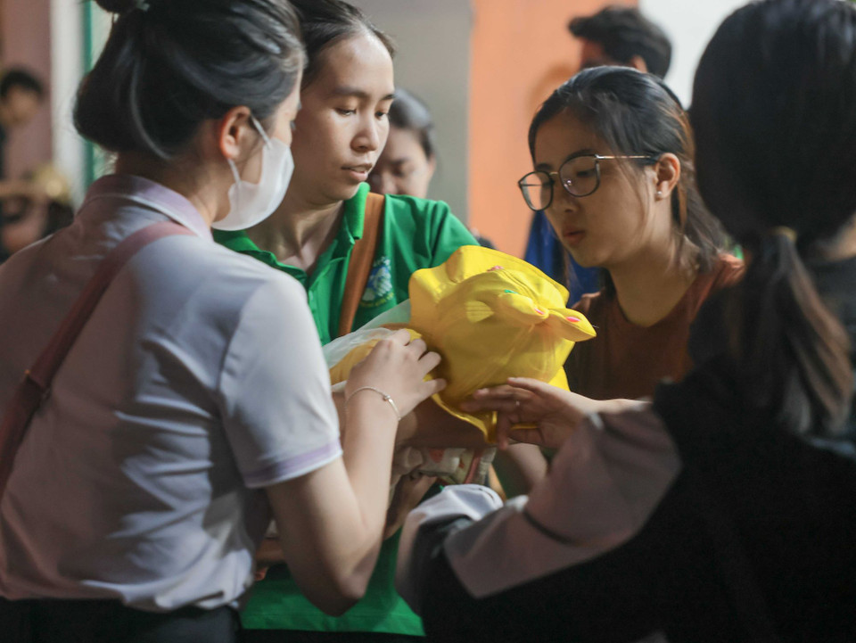 Trẻ em sơ sinh được đặc biệt quan tâm. (Ảnh: Hoàng Hiếu/TTXVN)