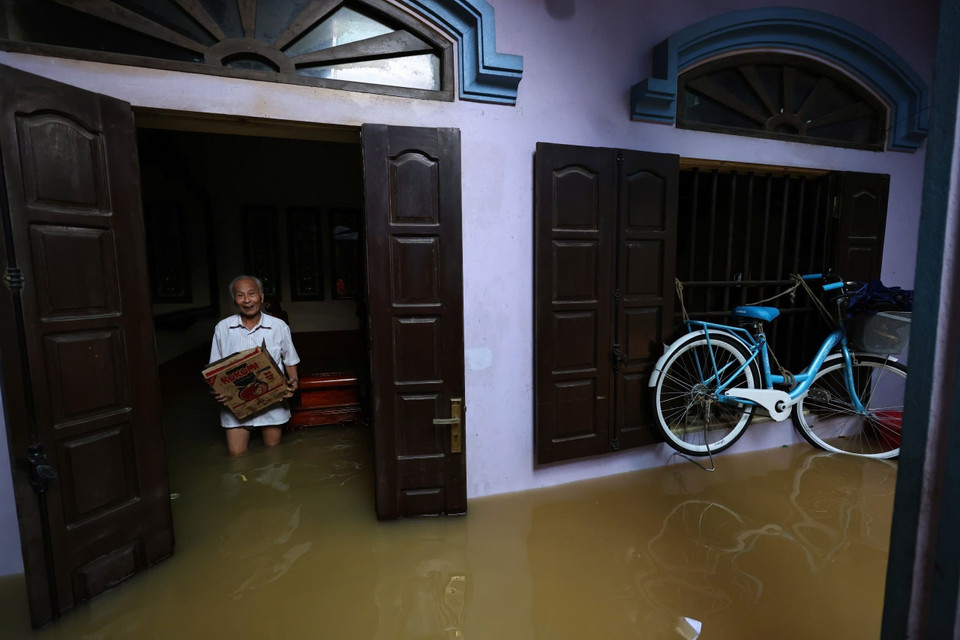 Một hộ dân bị ngập sâu trong nước. (Ảnh: Minh Đức/TTXVN)